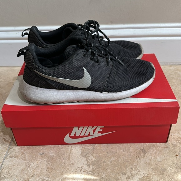 Nike shoes - Picture 3 of 6